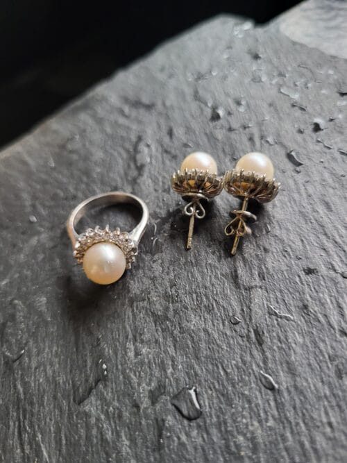 Pierścionek z białego złota próby 750 z naturalną perłą  i brylantami VS