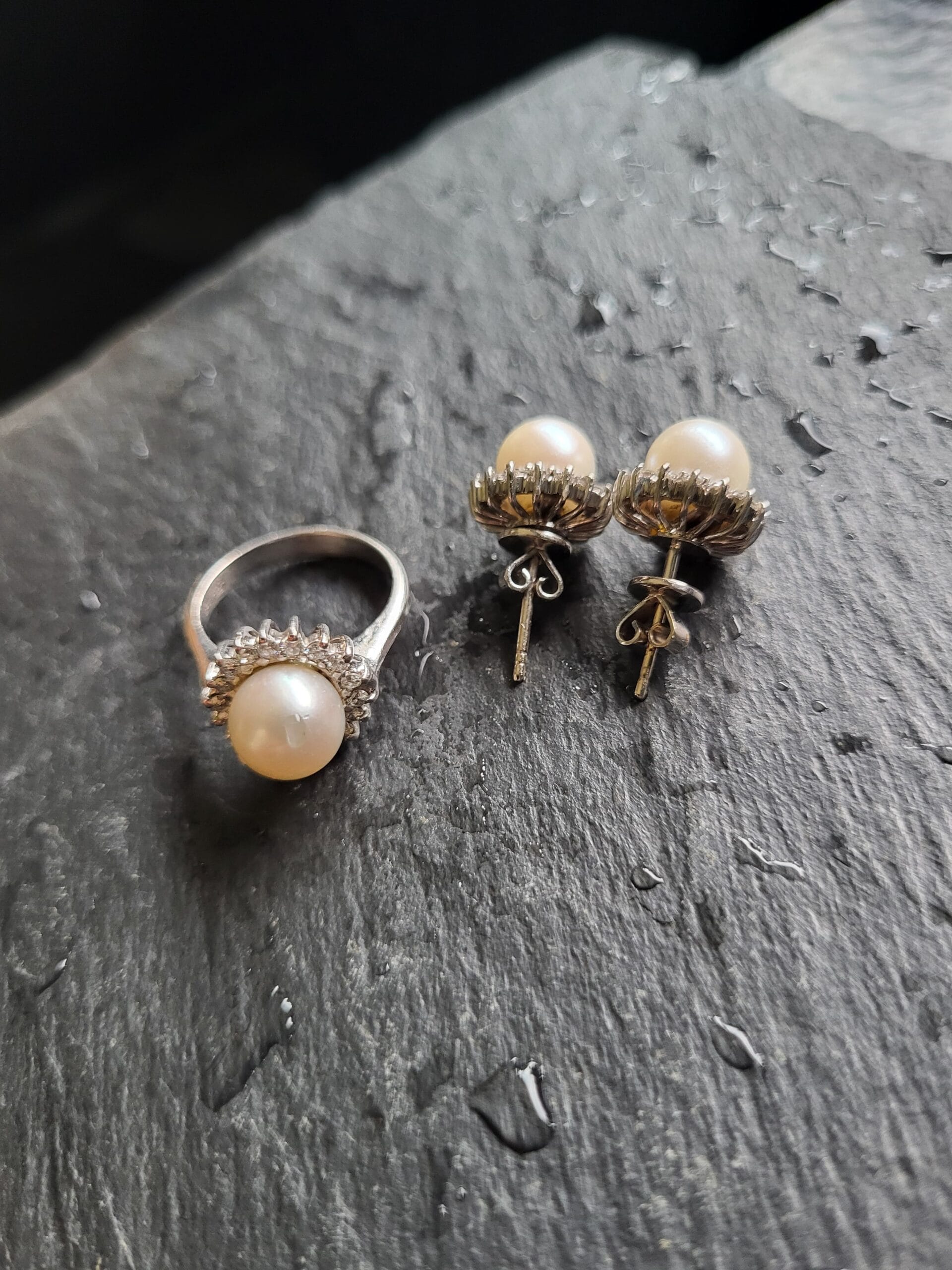 Pierścionek z białego złota próby 750 z naturalną perłą i brylantami VS