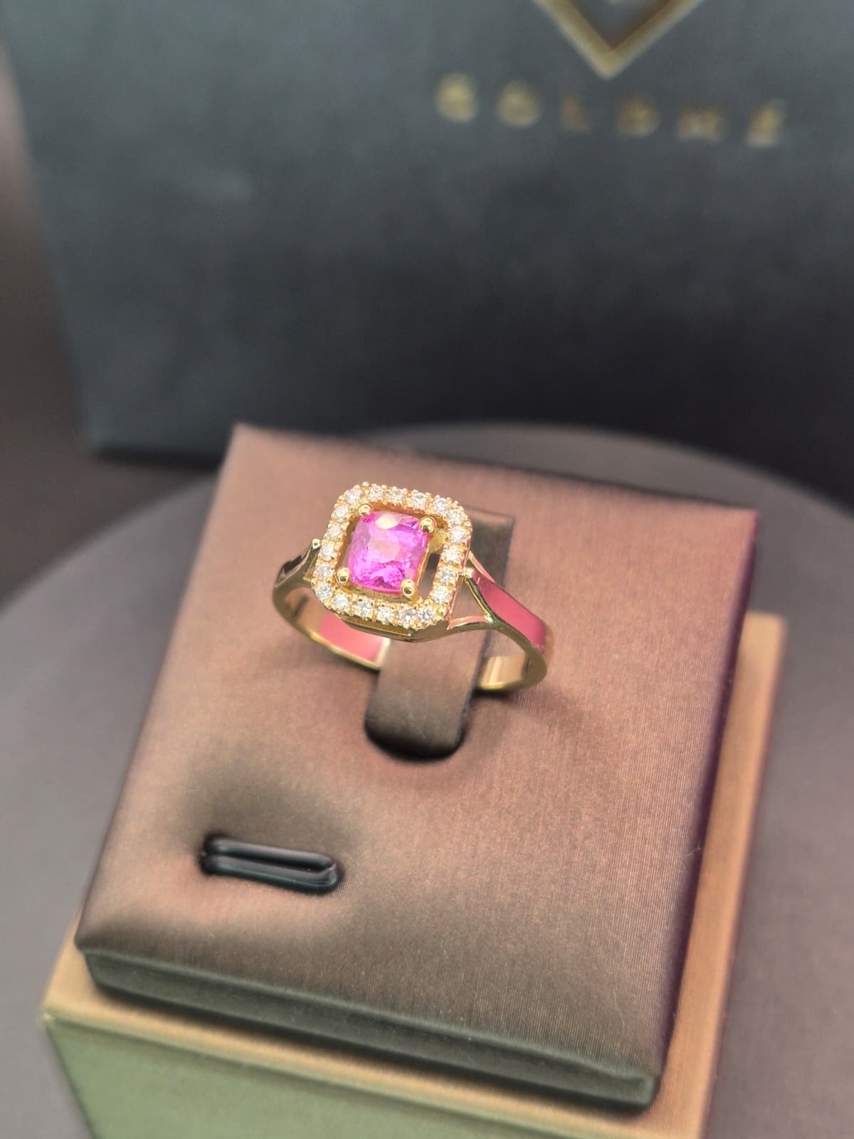 Złoty pierścionek z szafirem podparadża i diamentami VS