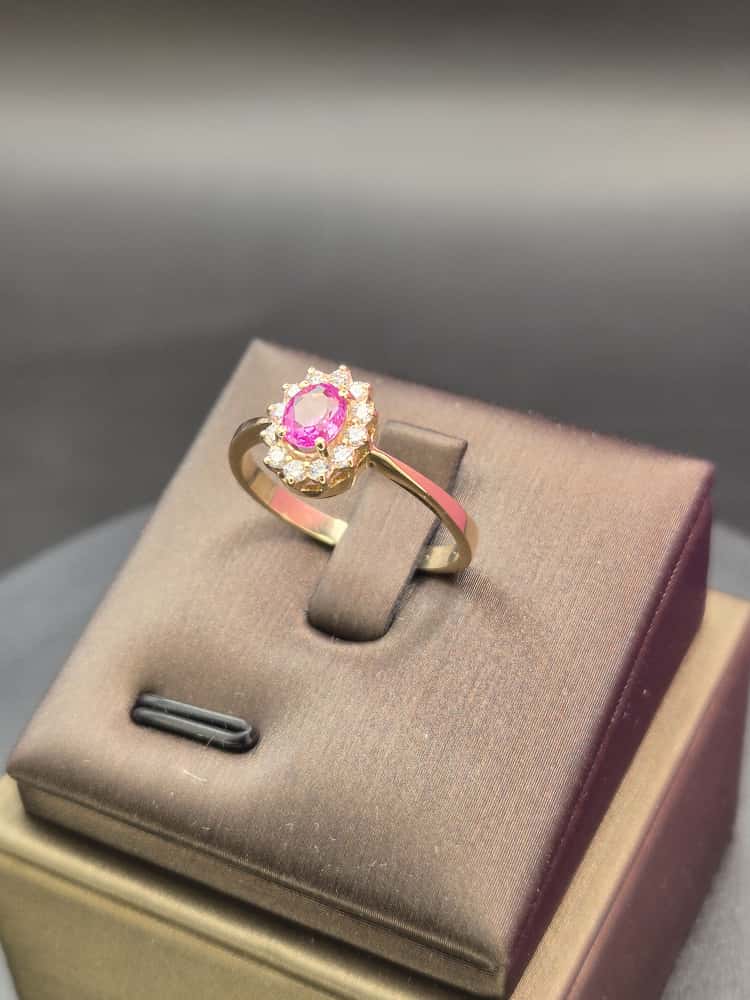 Złoty pierścionek z różowym szafirem i diamentami VS
